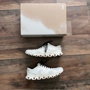 Size 9 - On Cloud X White/Black